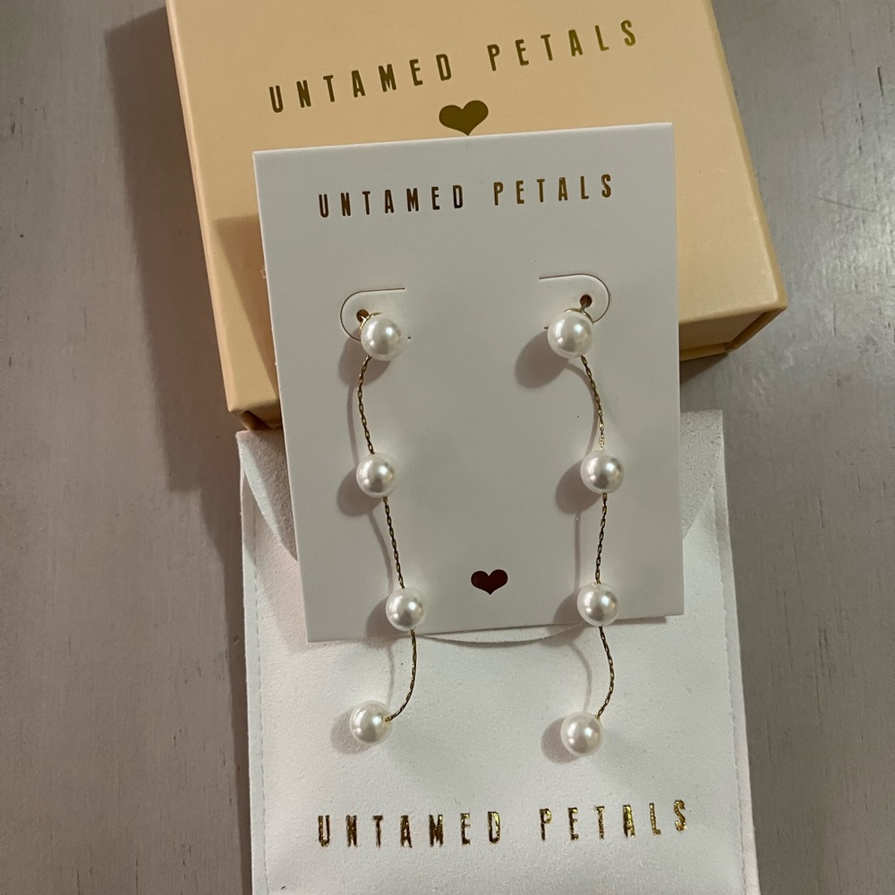 Untamed Petals Luna Pearl Drop Earrings - Never Worn
